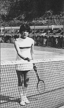 テニスをする女装者（1960年代？）.jpg