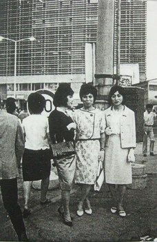 新宿駅前の女装者（1964年6月）.JPG